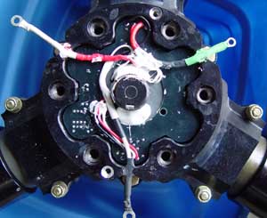 Rear part of propeller hub with transmitter-controller